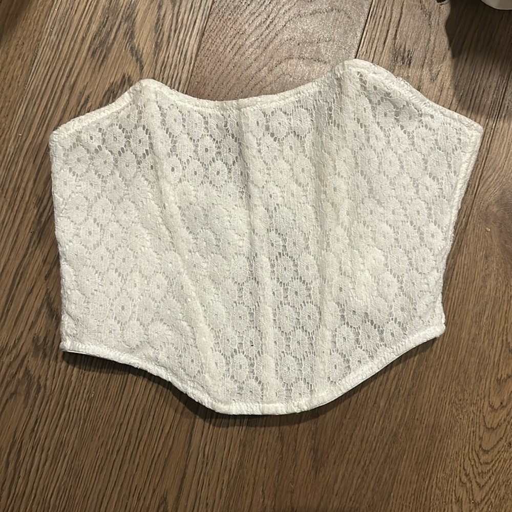 White floral pattern laced corset from envy and grace. Super cute going out top!